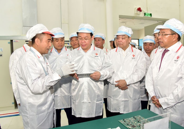 Bí thư Thành ủy Vương Đình Huệ thăm Nhà máy sản xuất thiết bị điện tử của Vinsmart. Ảnh: hanoi.gov