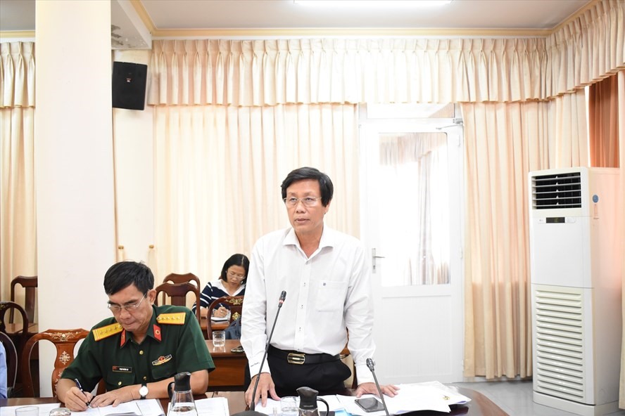 Giám đốc Sở Y tế TP.Cần Thơ Cao Minh Chu (đứng bên phải) - cho biết, đã chỉ đạo cho các đơn vị liên quan để ứng phó với bệnh bạch hầu. Ảnh: Thành Nhân