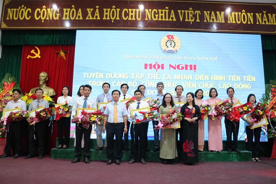 Dịp này, Công đoàn Viên chức tỉnh Thừa Thiên Huế tuyên dương 32 tập thể và 72 cá nhân là những điển hình tiên tiên giai đoạn (2016 - 2020). Ảnh: PĐ.