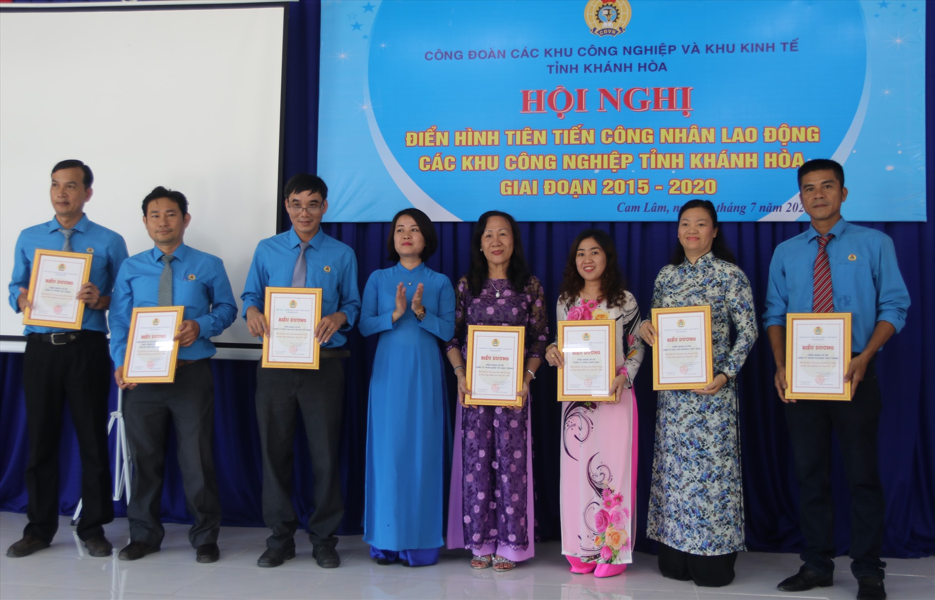 Lãnh đạo Công đoàn KKT-KCN Khánh Hòa khen thưởng các cá nhân có nhiều thành tích trong các phong trào thi đua. Ảnh: Phương Linh