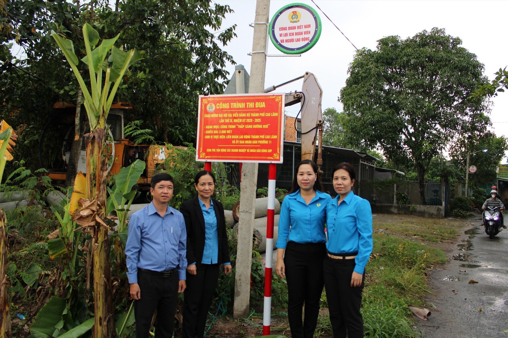 Phó chủ tịch LĐLĐ tỉnh Đồng Tháp Nguyễn Thị Thu Ba gắn biển công trình thi đua. Ảnh: Trung Hiếu