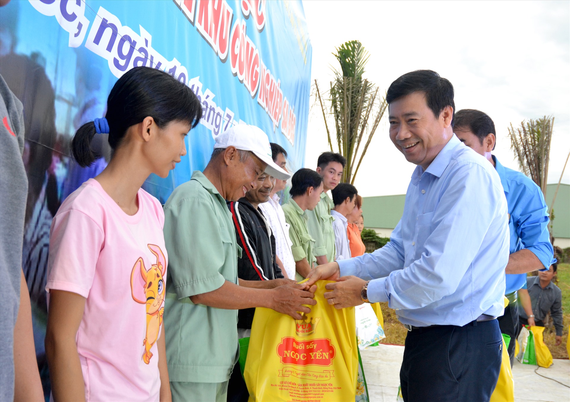 Phó Chủ tịch UBND tỉnh Đồng Tháp Phạm Thiện Nghĩa trao hỗ trợ cho CNLĐ có hoàn cảnh khó khăn. Ảnh: LT