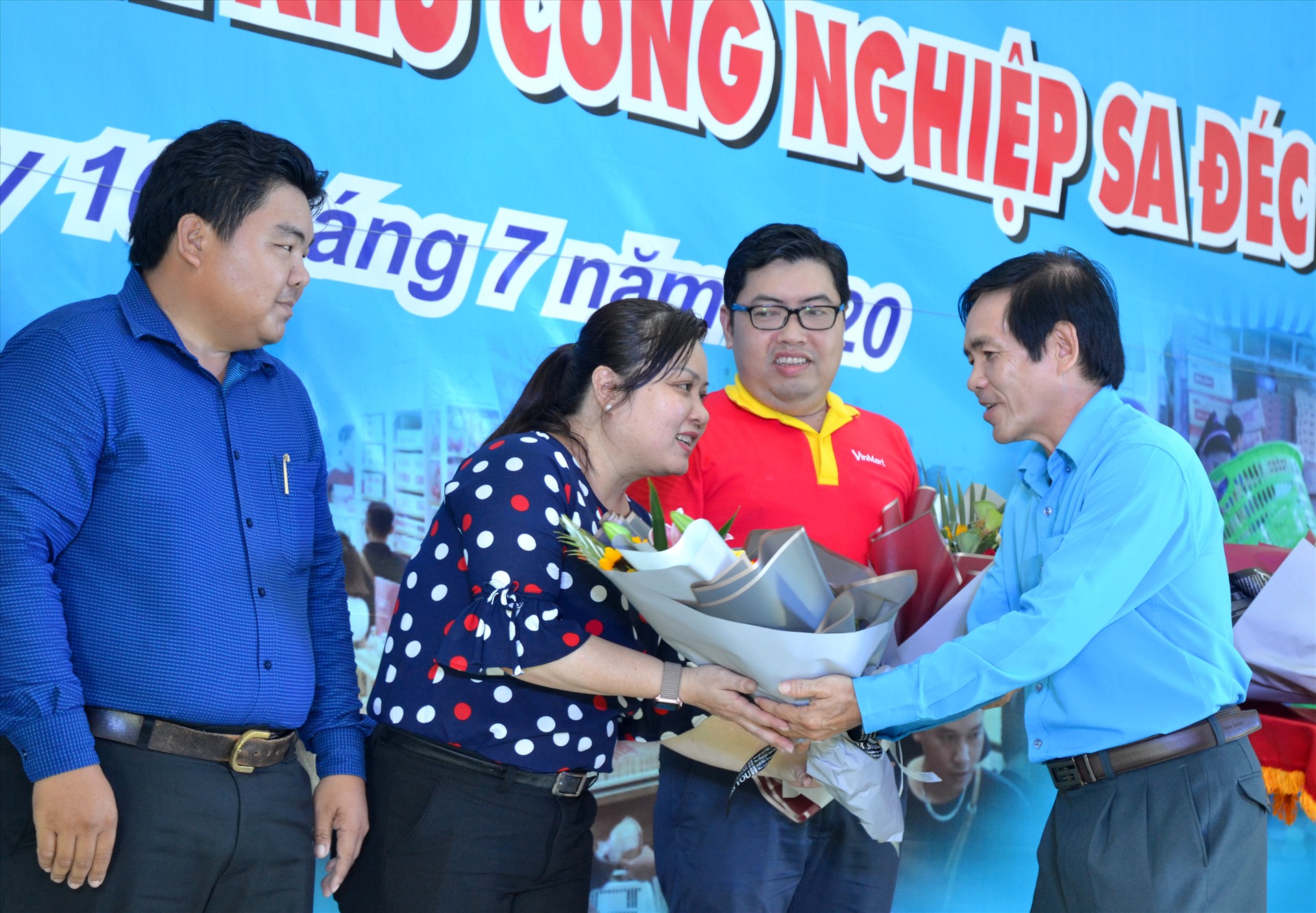 Chủ tịch LĐLĐ Đồng Tháp Trần Hoàng Vũ trao hoa cho các nhà tài trợ. Ảnh: LT