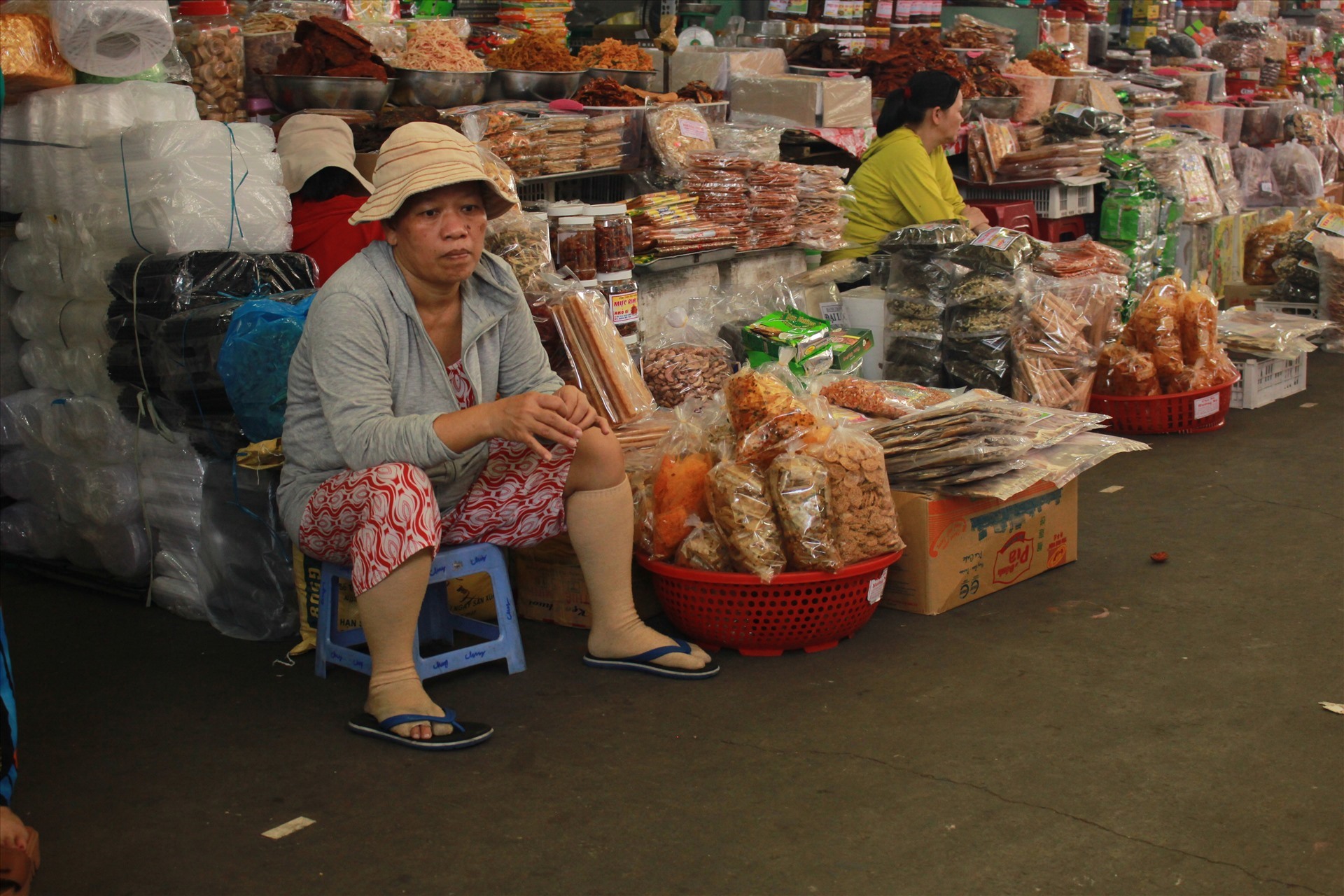 Các quầy hàng bánh mứt, hàng đồ khô ở chợ Cồn từng là những quầy hàng thu hút rất đông khách du lịch mua về làm quà thì nay vắng vẻ người mua sắm. Ảnh: Hương Mai