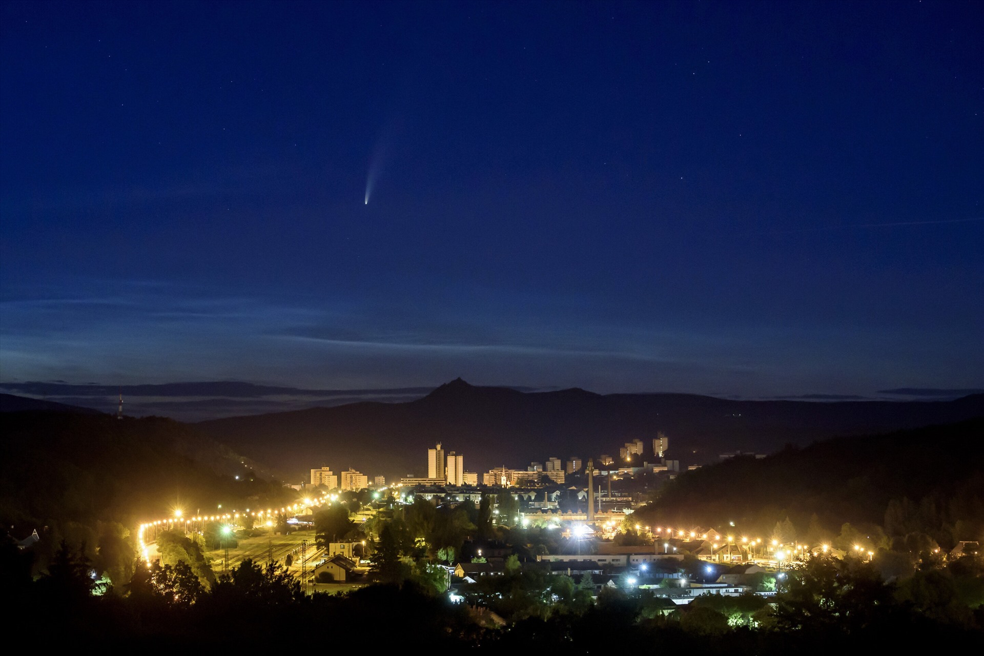 Sao chổi Neowise được quan sát thấy trên bầu trời thành phố Salgotarjan, Hungary hôm 10.7. Ảnh: AP.