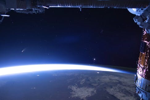 Ảnh chụp sao chổi Neowise, vệt sáng bên trái, được phi hành gia chụp từ Trạm vũ trụ quốc tế. Ảnh: NASA.