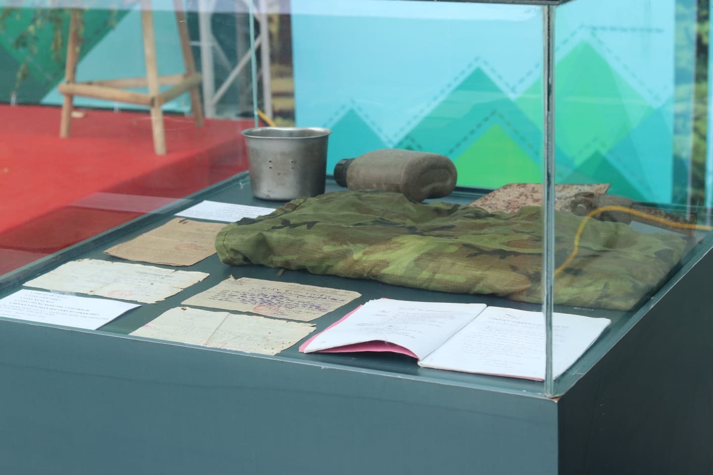 Một số hình ảnh, hiện vật ý nghĩa được trưng bày, giới thiệu tại triển lãm “70 năm - Sáng mãi tinh thần Thanh niên xung phong Việt Nam”. Ảnh: Lan Nhi