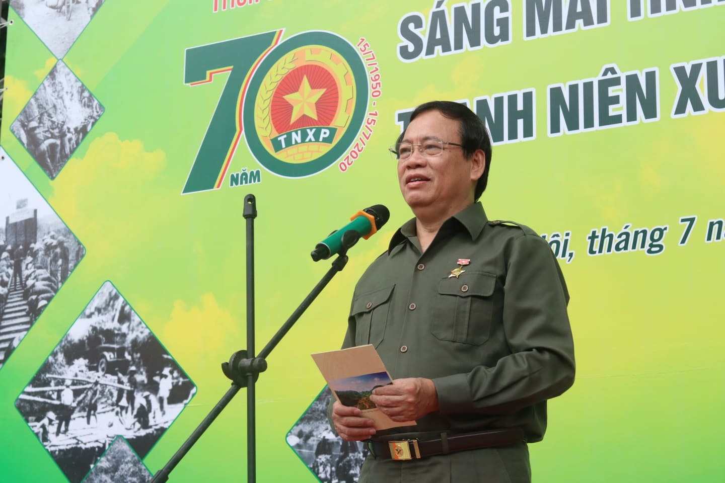 Ông Vũ Trọng Kim - Chủ tịch Hội Cựu Thanh niên xung phong Việt Nam phát biểu tại triển lãm. Ảnh: Lan Nhi