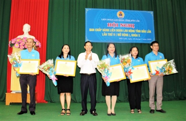 Lãnh đạo LĐLĐ Đắk Lắk tặng bằng khen của Tổng LĐLĐ Việt Nam cho các cá nhân có thành tích xuất sắc trong hoạt động Công đoàn.