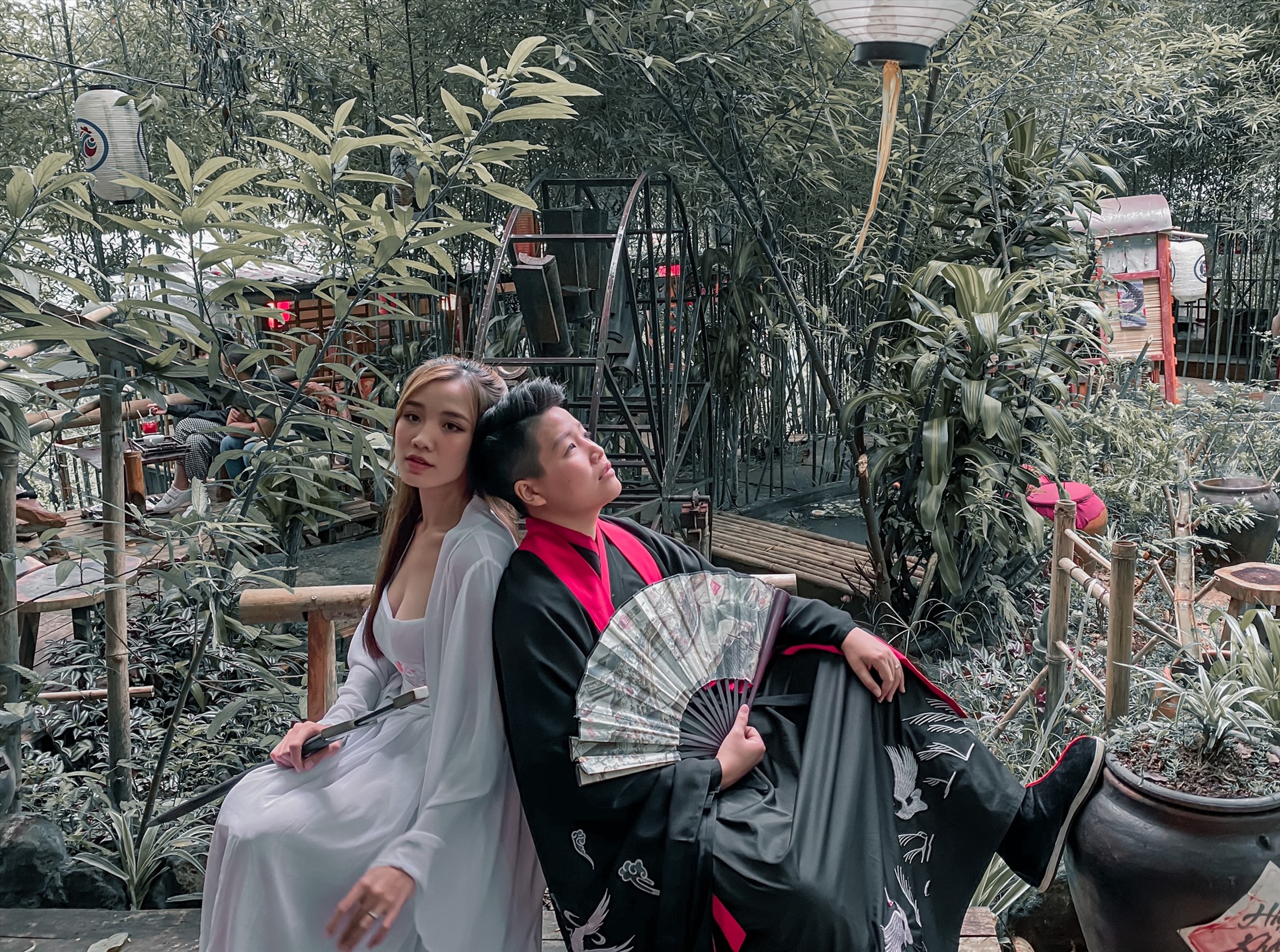 Yunbin và người vợ của anh ta đã tạo ra một bộ ảnh cưới đẹp như một giấc mơ. Không gian thiên nhiên và sự say mê của hai người đã được tái hiện với điểm nhấn là bộ trang phục lộng lẫy và quyến rũ.