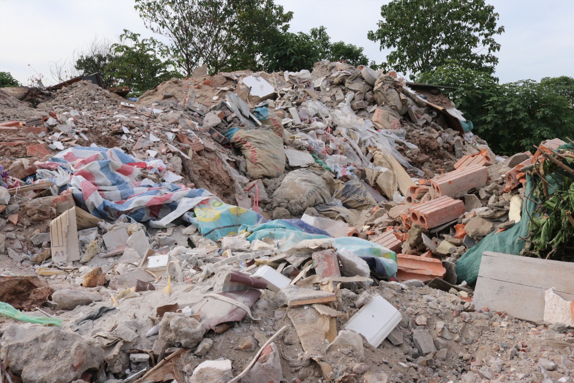 Bãi rác chất cao ngồn ngộn, ảnh hưởng đến đời sống sinh hoạt của người dân.