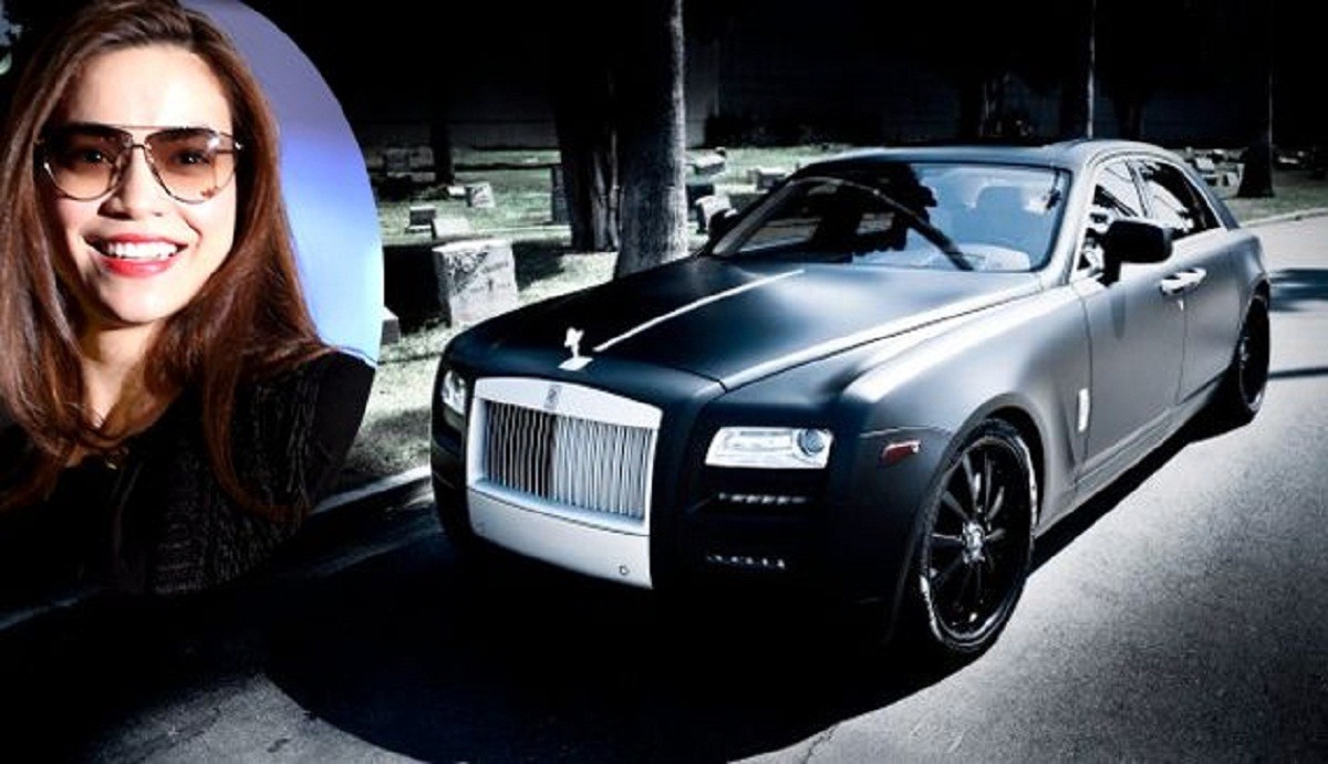 Siêu xe Rolls-Royce Ghost màu đỏ được cô tậu cách đây 7 năm về trước có giá khoảng 5,5 tỉ đồng. Ảnh: Chụp màn hình