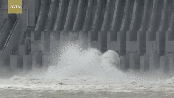 Đập Tam Hiệp xả lũ ngày 29.6.2020, do mực nước đã lên đến 147,51 mét, vượt ngưỡng cảnh báo lũ hơn 2 mét. Nguồn: CGTN