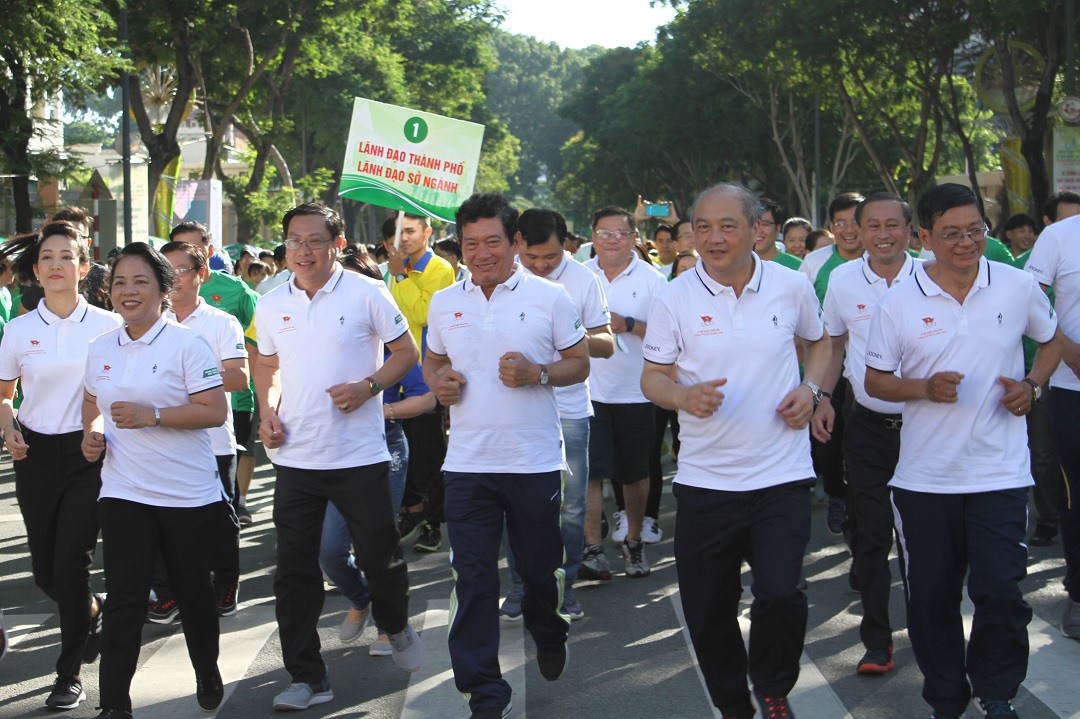 Lãnh đạo Thành phố Hồ Chí Minh và Uỷ ban Olympic Việt Nam là những người xuất phát đầu tiên, phát động Ngày chạy Olympic vì sức khoẻ toàn dân năm 2020. Ảnh: Thanh Vũ
