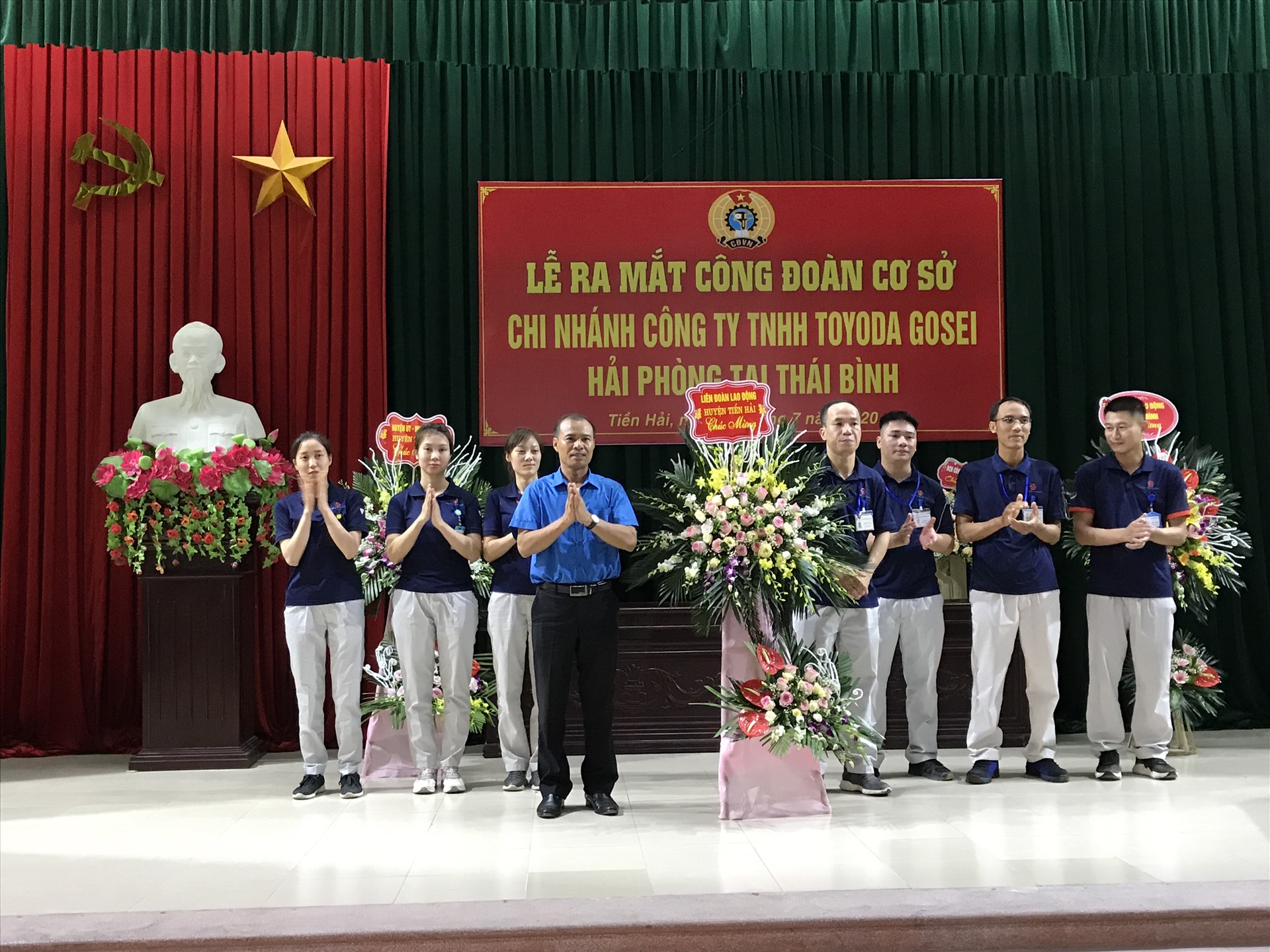 Lãnh đạo LĐLĐ huyện Tiền Hải tặng hoa chúc mừng Ban chấp hành lâm thời của công ty. Ảnh: Bá Mạnh