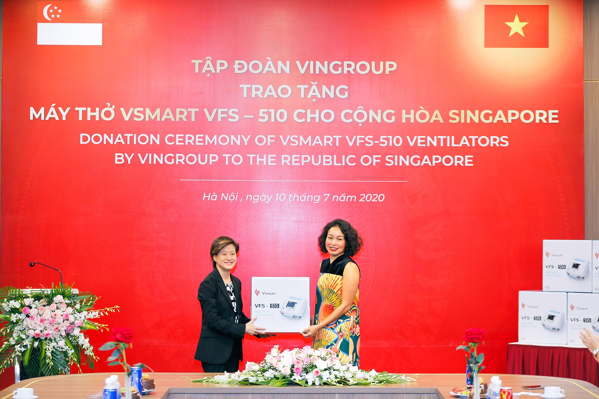 Phó Chủ tịch Tập đoàn Vingroup Lê Thị Thu Thủy trao tặng 200 máy thở cho bà Catherine Wong, Đại sứ Singapore tại Việt Nam.