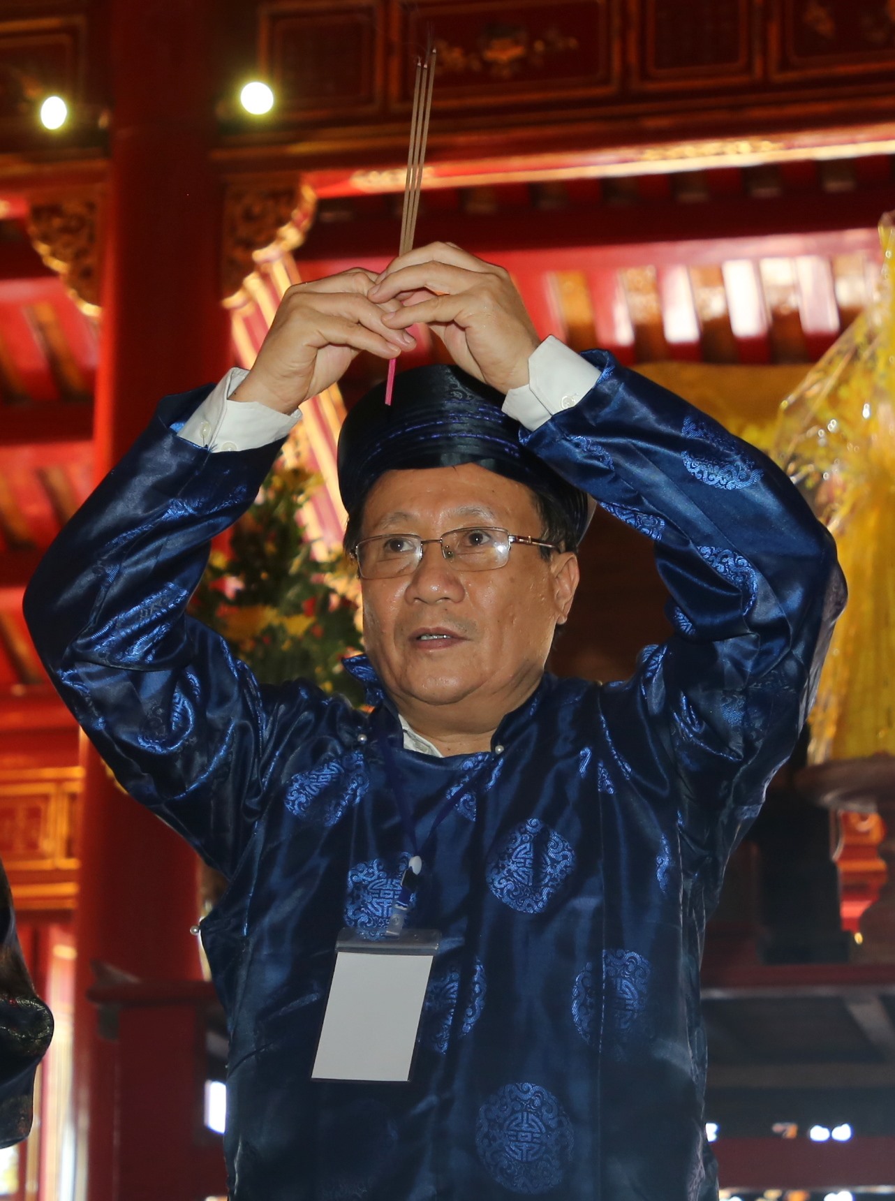 Ông Hà Sỹ Đồng - Phó Chủ tịch Thường trực UBND tỉnh Quảng Trị dâng hương lên án thờ vua Hàm Nghi được đặt ở gian tả tứ.