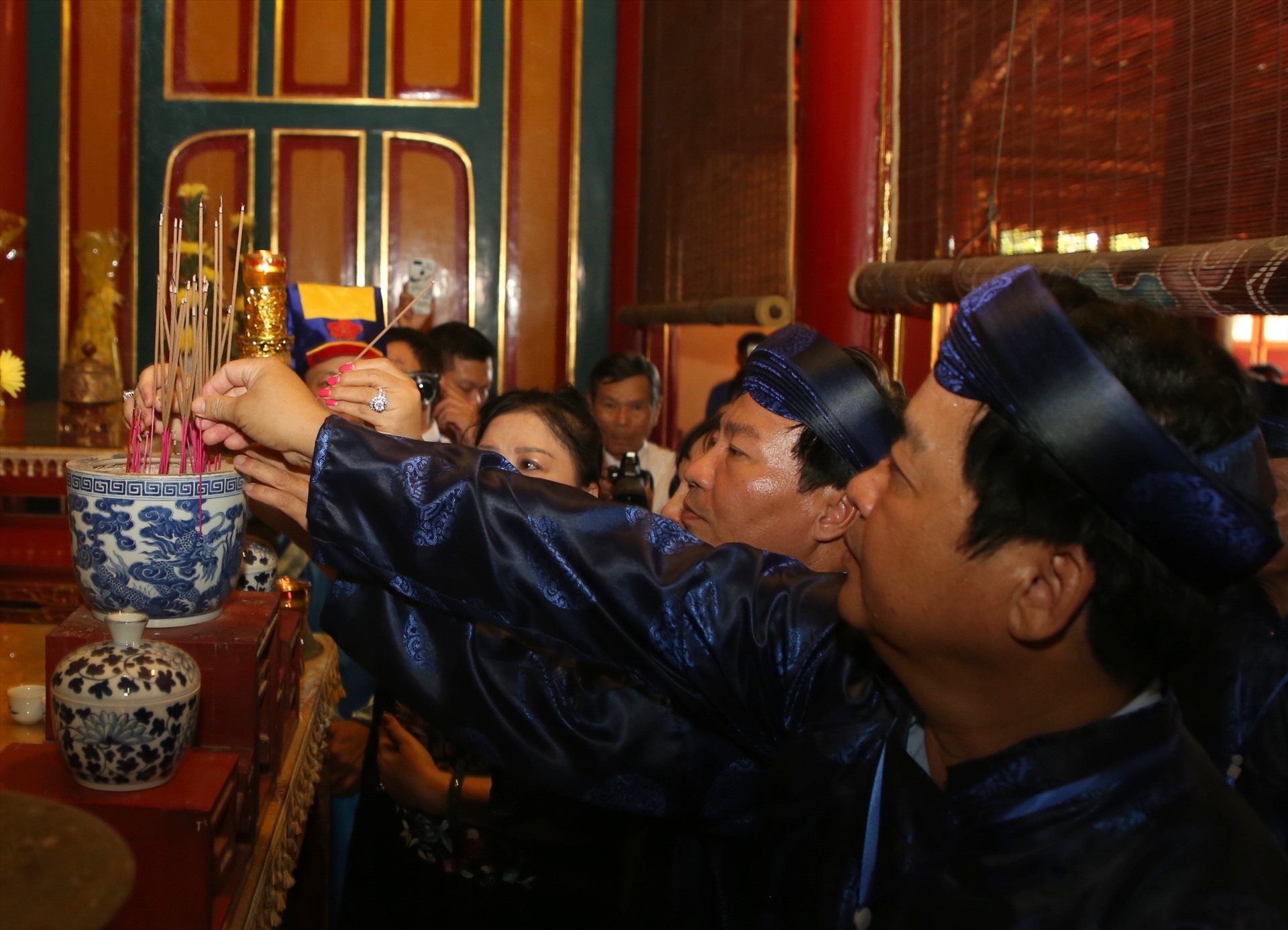 Lãnh đạo Huyện ủy, UBND huyện Cam Lộ dâng hương ở án thờ vua Hàm Nghi.