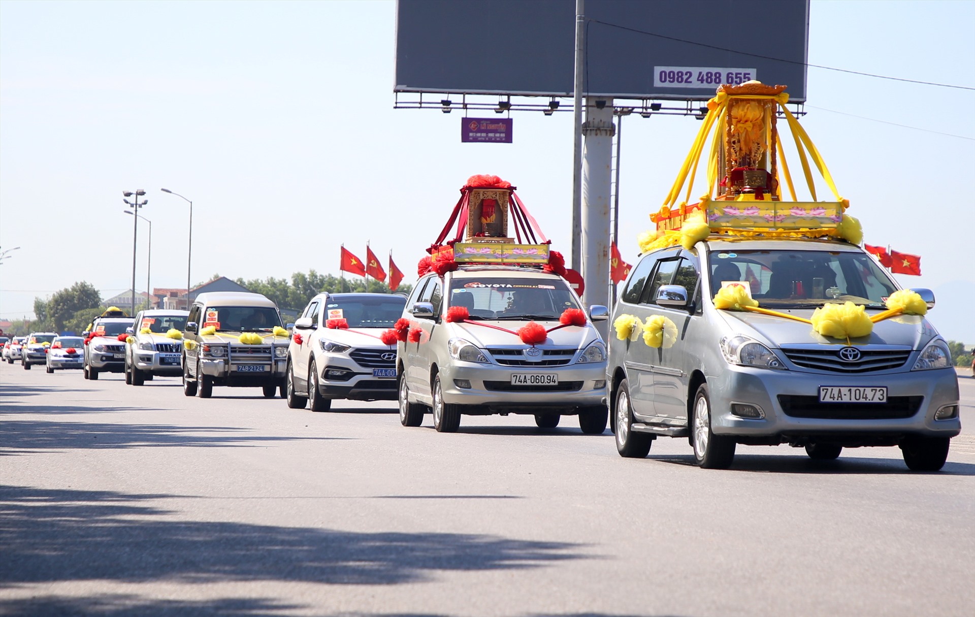 Đoàn xe rước Long vị vua Hàm Nghi, rước bài vị của Bộ binh Thượng thư Tôn Thất Thuyết và Kỳ vỹ Quận công Nguyễn Văn Tường trên đường về.