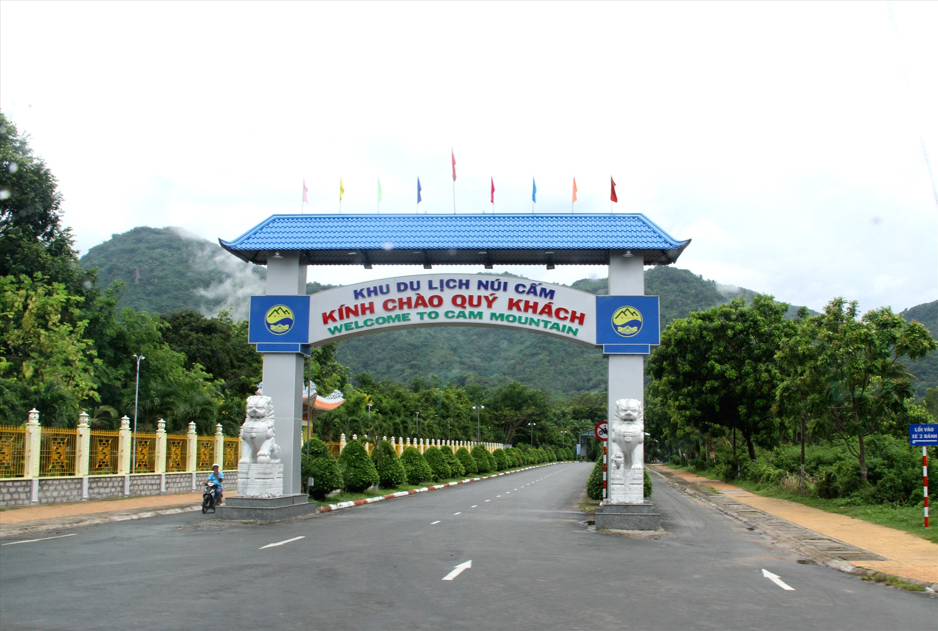 Cổng vào khu du lịch Núi Cấm. Ảnh: LĐ