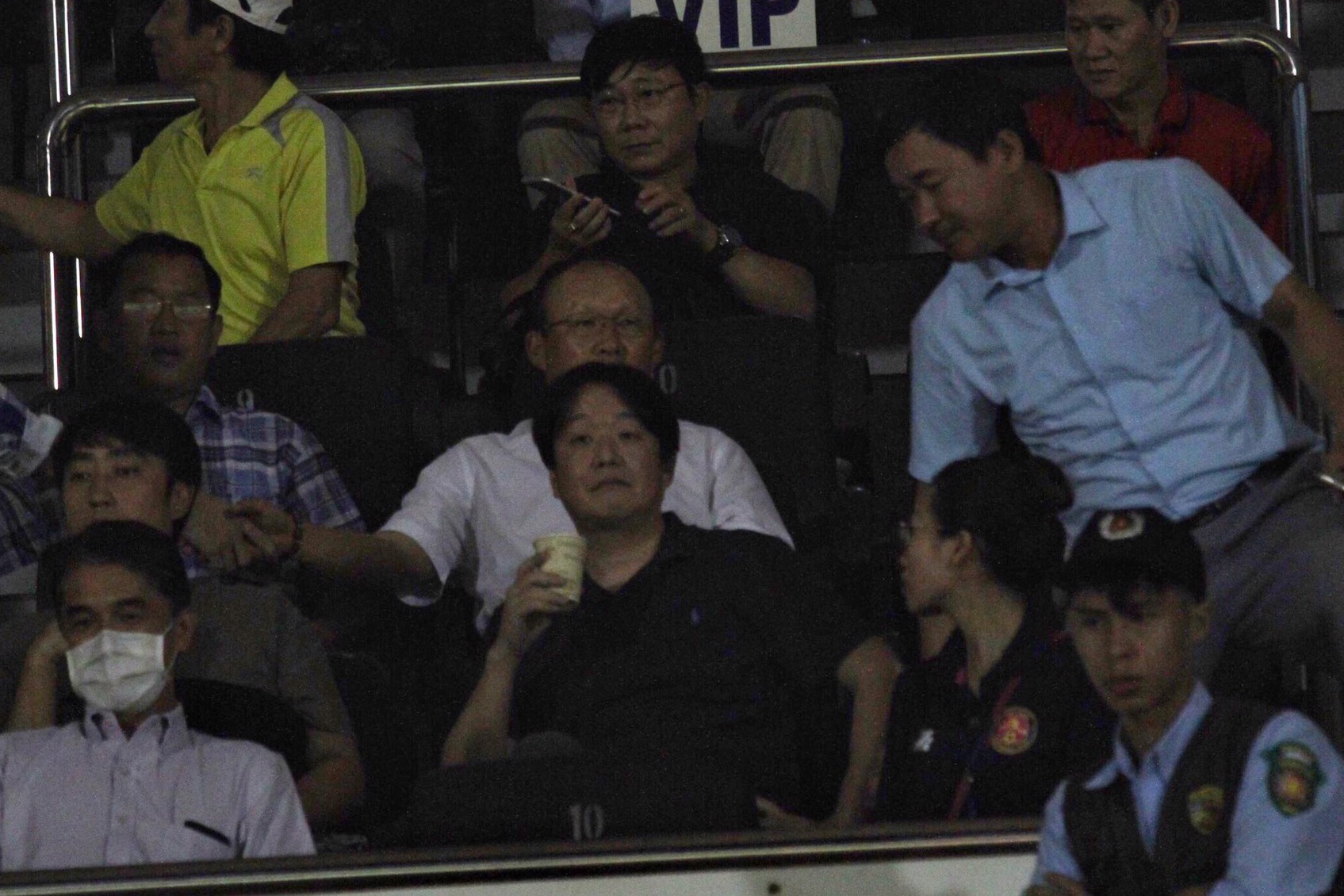 Trận đấu Sài Gòn - Thanh Hoá gây chú ý bởi sự xuất viện của huấn luyện viên Park Hang Seo. Trong thời gian gần đây, “thuyền trưởng” của đội tuyển Việt Nam thường xuyên dự khán trận đấu của các câu lạc bộ để tìm những nhấn tố mới góp mặt trong thành phần đội tuyển quốc gia.