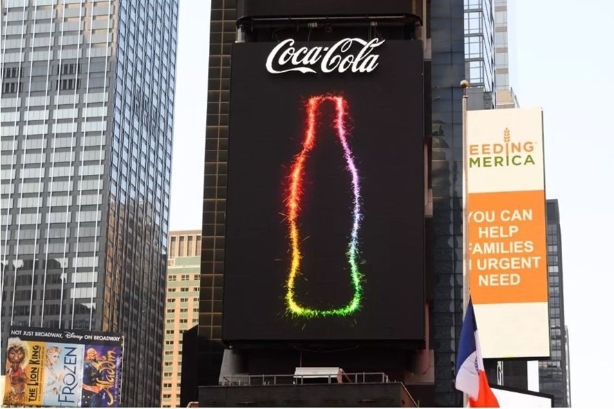 Coca-Cola, một trong nhiều thương hiệu lớn tẩy chay quảng cáo một tháng trên Facebook. Ảnh: Getty.