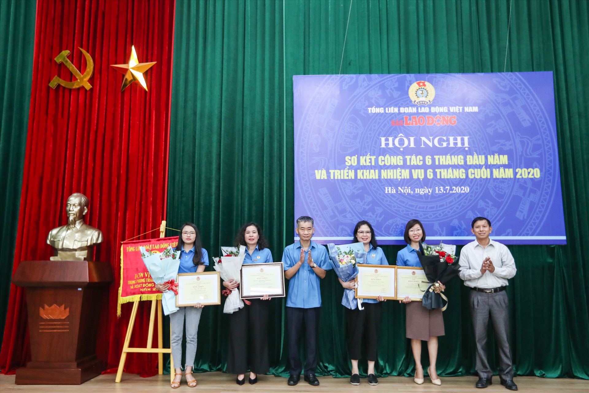 Ông Trần Văn Thuật - Phó Chủ tịch Tổng Liên đoàn Lao động Việt Nam - trao tặng Bằng khen của Tổng Liên đoàn Lao động Việt Nam tới 1 tập thể và 3 cá nhân vì có thành tích xuất sắc trong phòng trào công nhân viên chức lao động và hoạt động công đoàn năm 2019. Ảnh: Sơn Tùng.