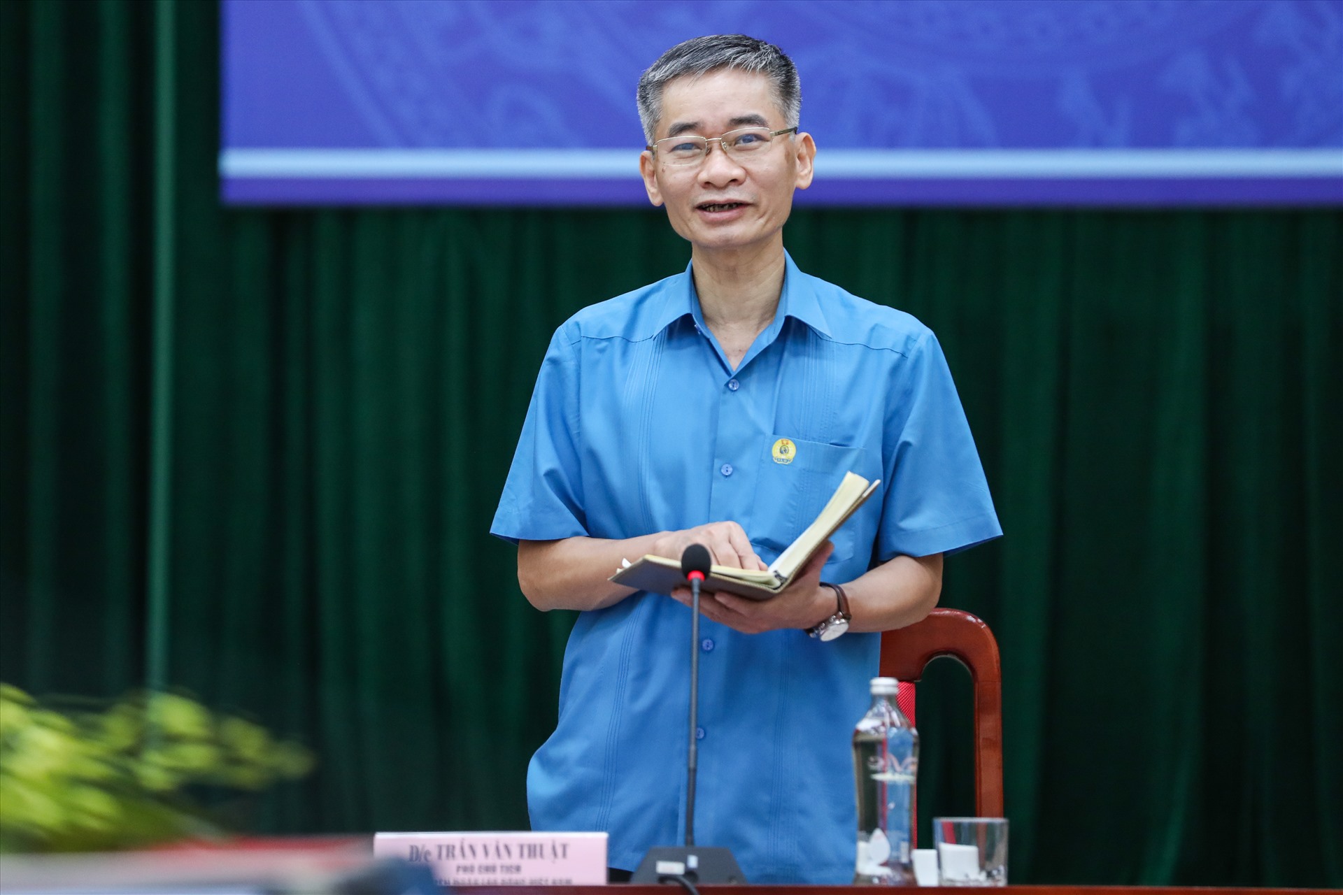 Ông Trần Văn Thuật – Phó Chủ tịch Tổng Liên đoàn Lao động Việt Nam - phát biểu tại hội nghị. Ảnh: Sơn Tùng.