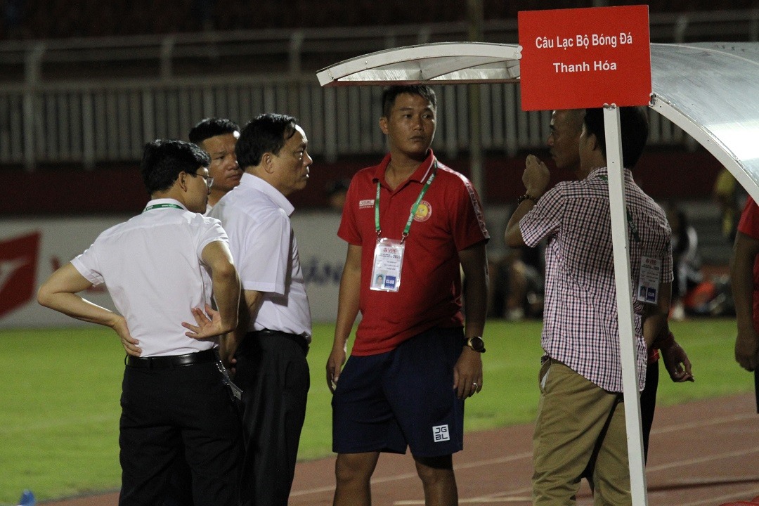 Bầu đệ xuống sân trao đổi với HLV Nguyễn Thành Công khi chứng kiến đội nhà bị dẫn trước 2 bàn. Ảnh: Nguyễn Đăng