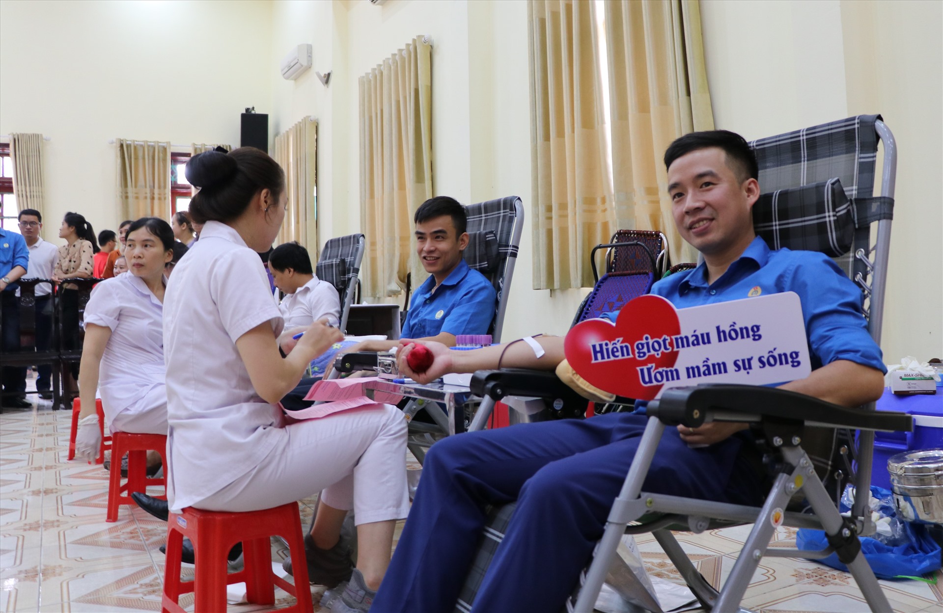 Đoàn viên công đoàn tỉnh Yên Bái tham gia hiến máu tình nguyện. Ảnh: Xuân Hiền