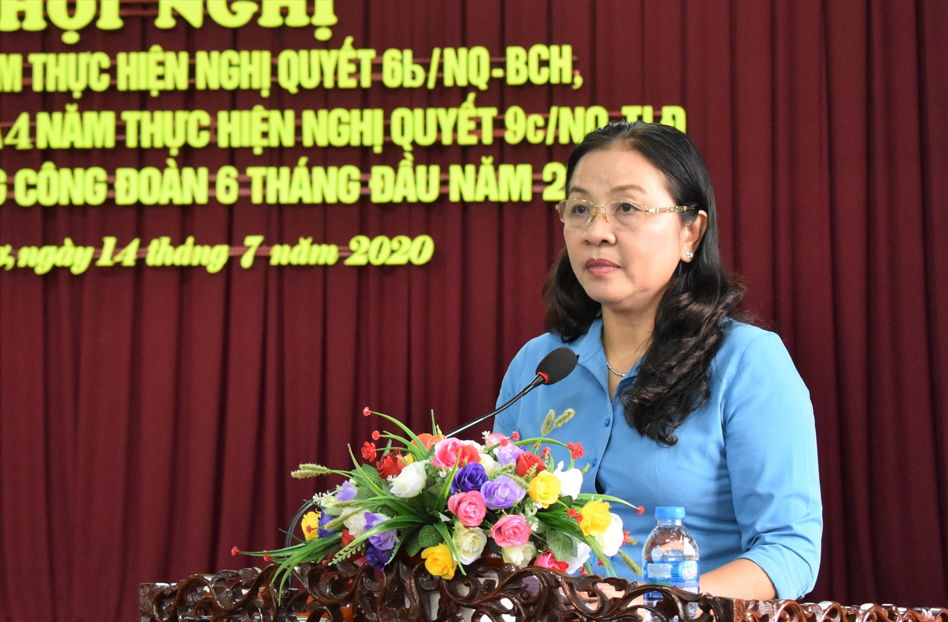 Phó Chủ tịch LĐLĐ TP.Cần Thơ Huỳnh Thị Hiền báo cáo hoạt động Công đoàn Cần Thơ tại hội nghị. Ảnh: Thành Nhân
