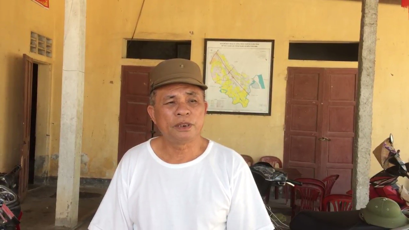 Ông Nguyễn Văn Bình- xóm trưởng xóm Thái Học trao đổi với phóng viên về sự việc. Ảnh: Trần Tuyên