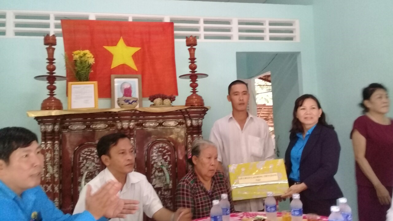 Bà Lê Thanh Tiền - Phó Chủ tịch LĐLĐ tỉnh Tiền Giang - trao nhà và tặng quà cho gia đình chính sách. Ảnh: K.Q