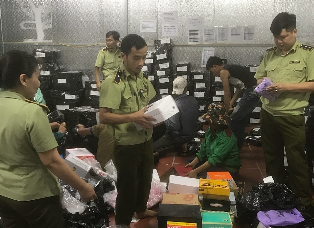 Cơ quan chức năng kiểm tra kho hàng nghi nhập lậu nhiều sản phẩm tại TP Lào Cai. Ảnh: Cơ quan chức năng cung cấp.
