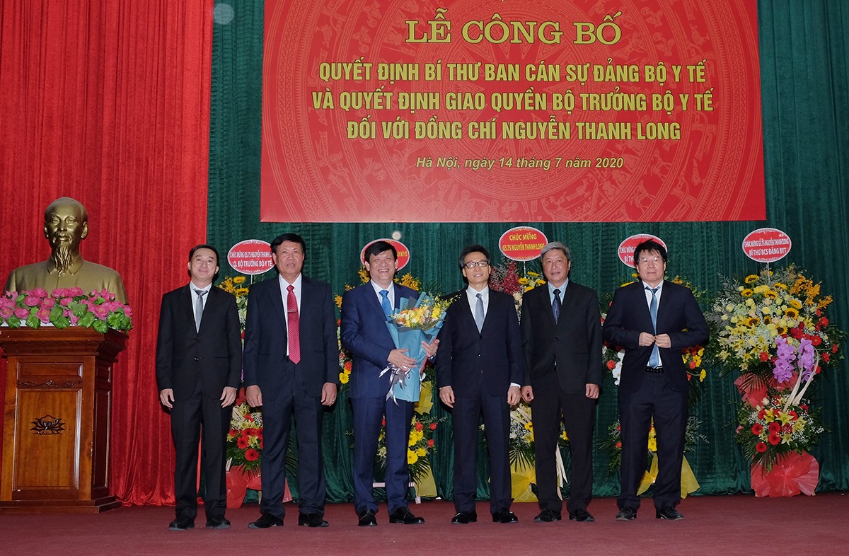Phó Thủ tướng Vũ Đức Đam cùng các đồng chí Thứ trưởng Bộ Y tế chúc mừng đồng chí Nguyễn Thanh Long. Ảnh: Trần Minh