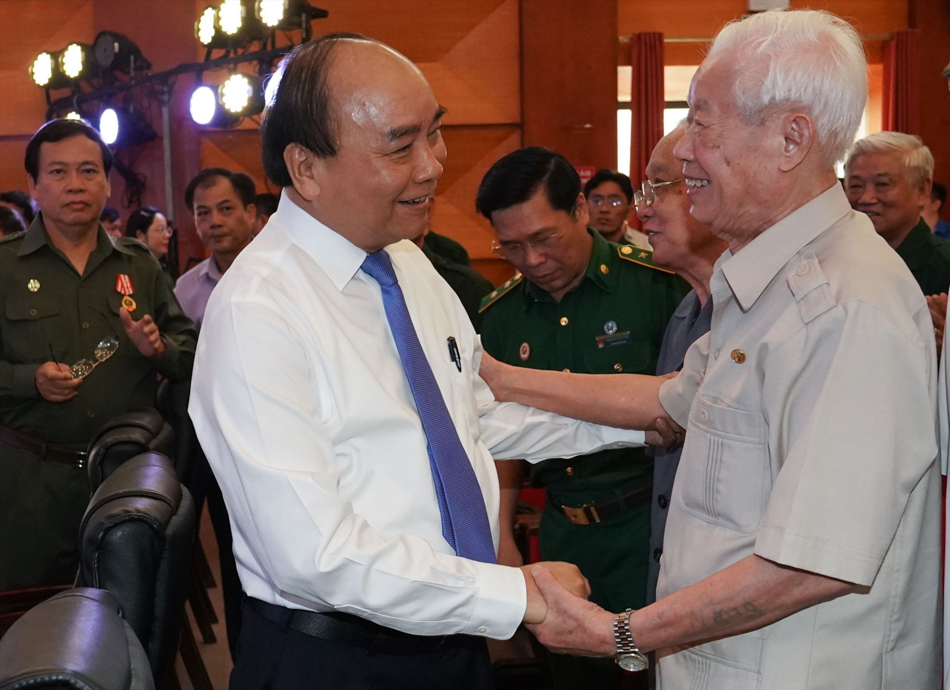 Thủ tướng thăm hỏi các cựu TNXP - Ảnh: VGP/Quang Hiếu