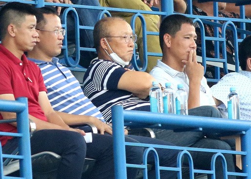 Huấn luyện viên Park Hang-seo và Anh Đức tái ngộ ở sân Gò Đậu. Ảnh: Khúc Thủ