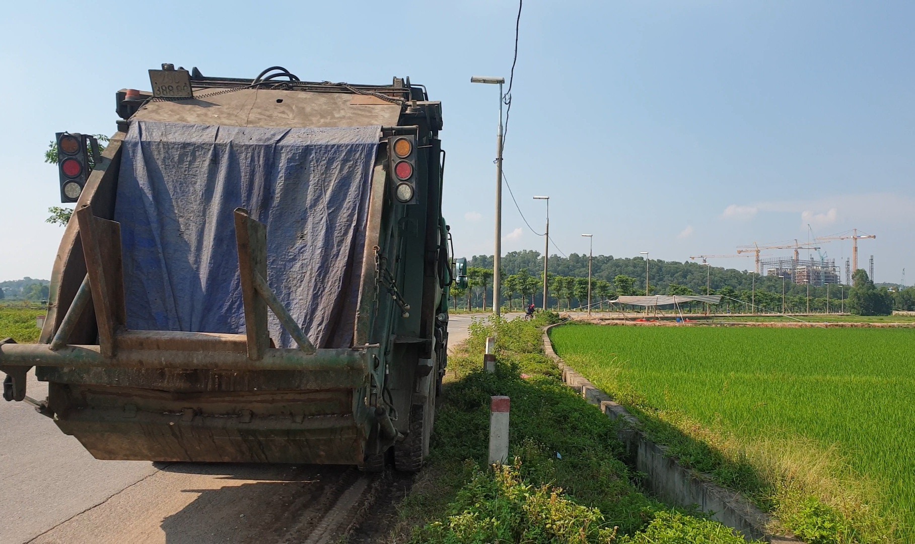 Xe rác không vào được bãi rác Nam Sơn.