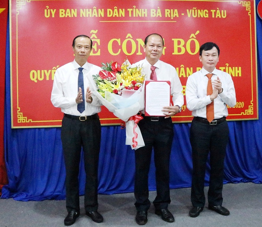 Ông Nguyễn Văn Hải (đứng giữa) nhận quyết định được bổ nhiệm Giám đốc Sở Tài nguyên và Môi trường tỉnh Bà Rịa-Vũng Tàu. Ảnh: Quang Vũ