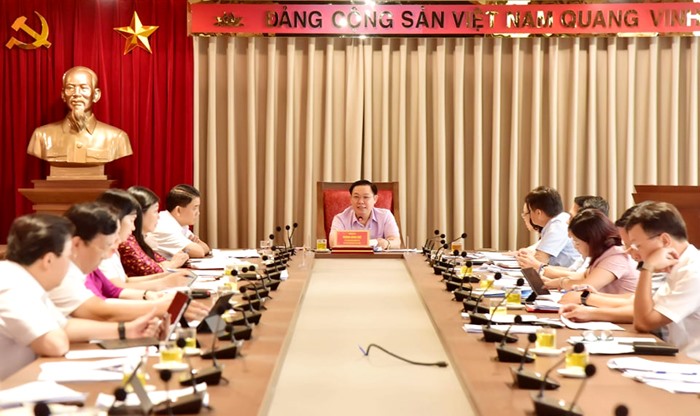 Bí thư Thành uỷ Hà Nội Vương Đình Huệ chủ trì cuộc họp. Ảnh: hanoi.gov