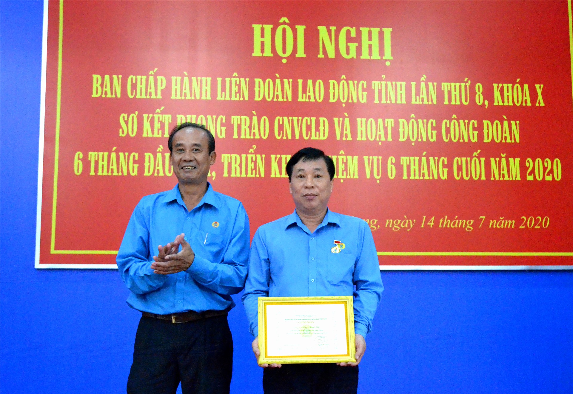 Chủ tịch LĐLĐ Kiên Giang Trần Thanh Việt (phải ảnh) nhận danh hiệu Chiến sĩ thi đua cấp Tổng LĐLĐ Việt Nam. Ảnh: LT