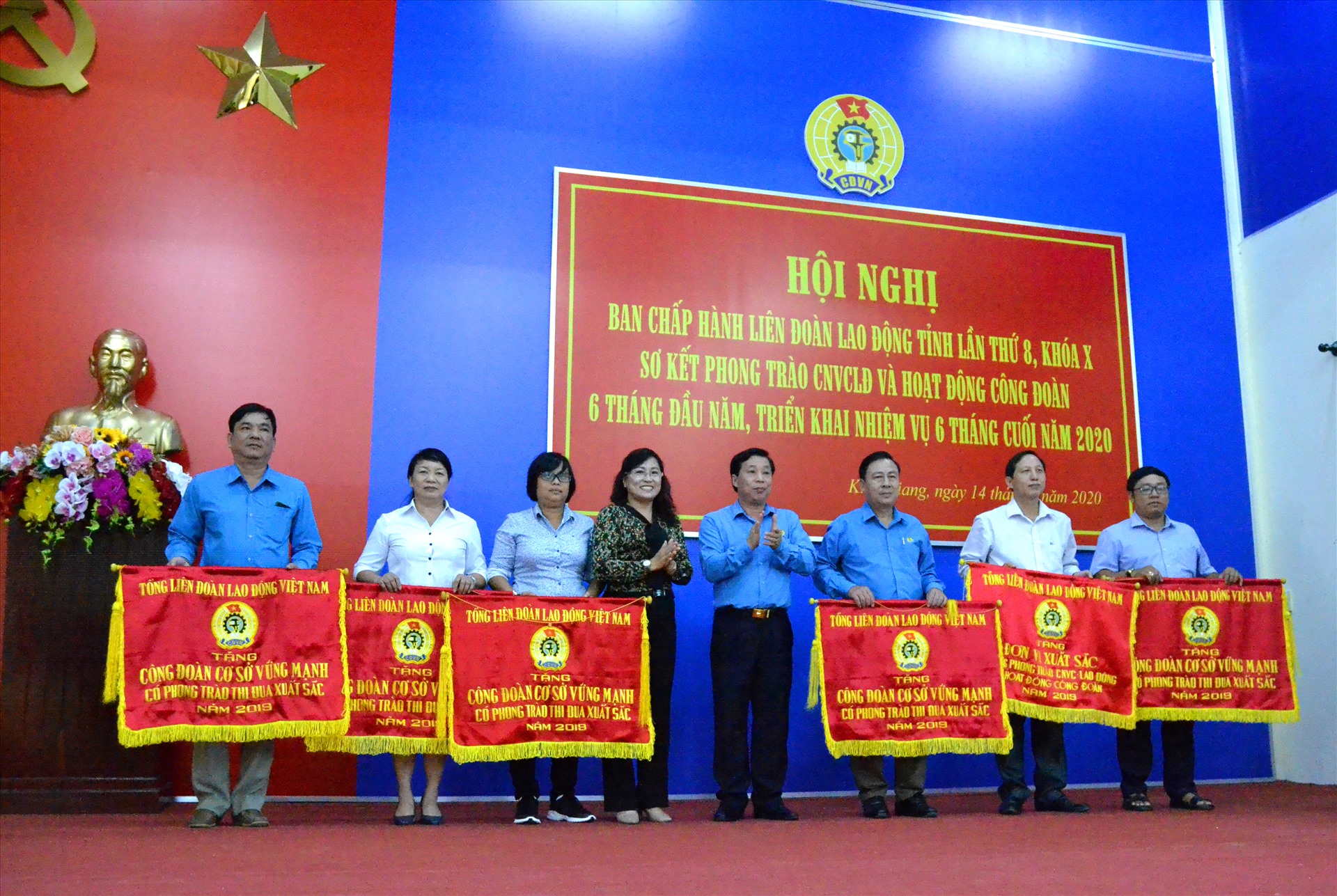 Chủ tịch LĐLĐ Kiên Giang trao cờ thi đua Tổng LĐLĐ cho các đơn vị xuất sắc. Ảnh: LT