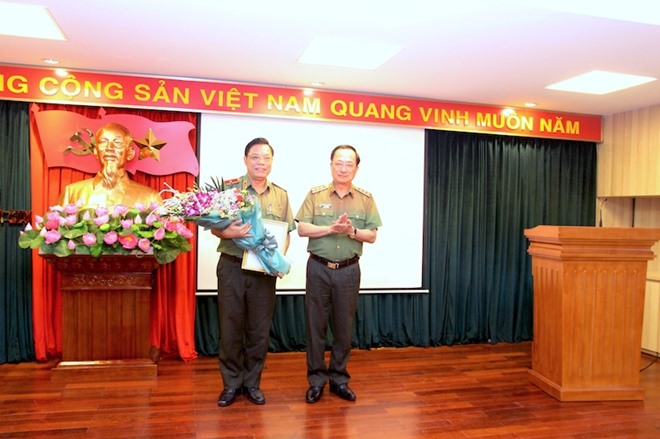 Thượng tướng Nguyễn Văn Thành trao quyết định và chúc mừng Thiếu tướng Nguyễn Hải Trung. Ảnh VGP
