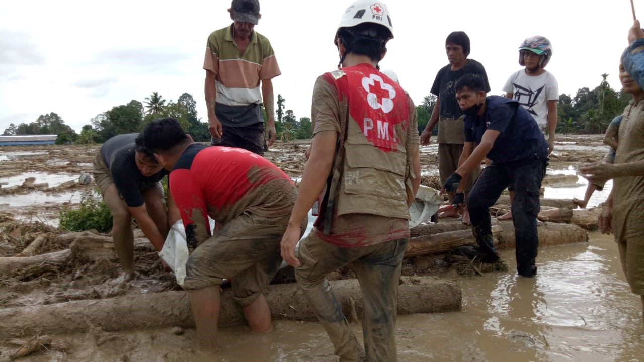 Lực lượng cứu hộ đang nỗ lực tìm kiếm người mất tích. Ảnh: Hội chữ thập đỏ Indonesia