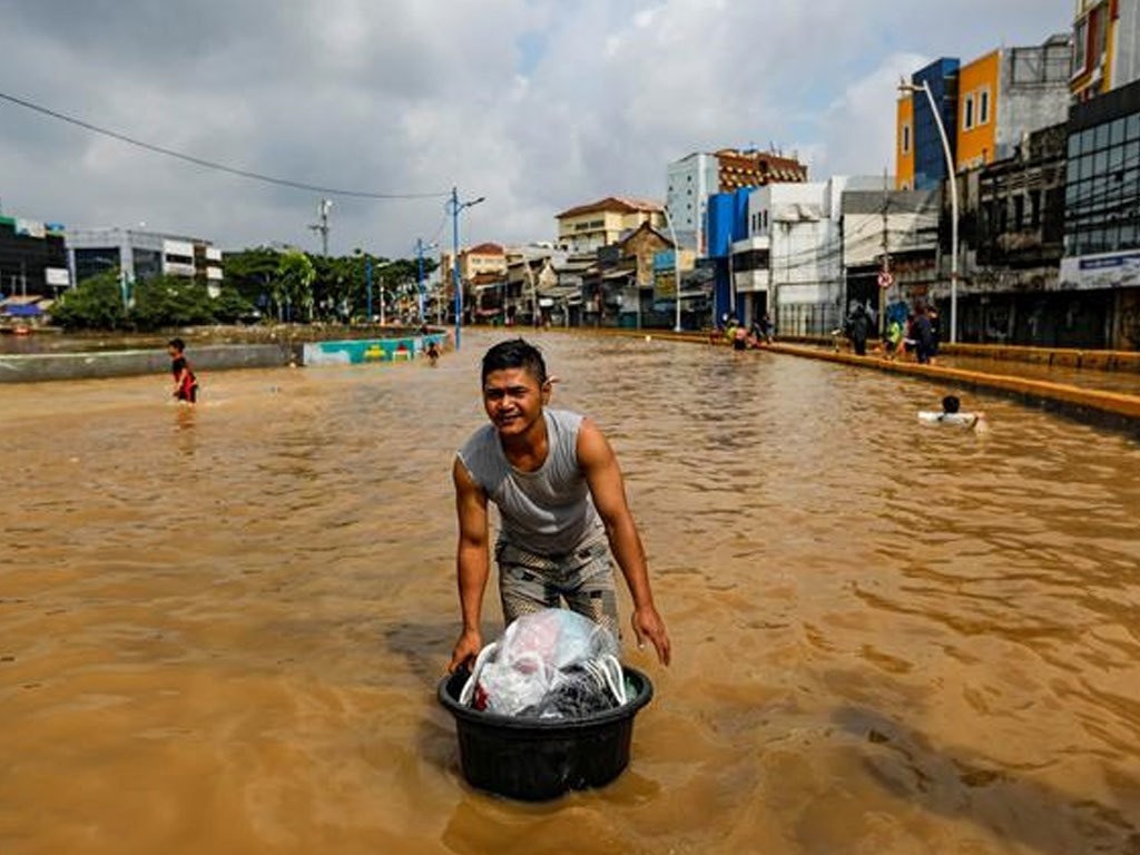 Sau trận lũ quét, nước lũ và bùn đất tràn ngập khắp nơi. Ảnh: AFP