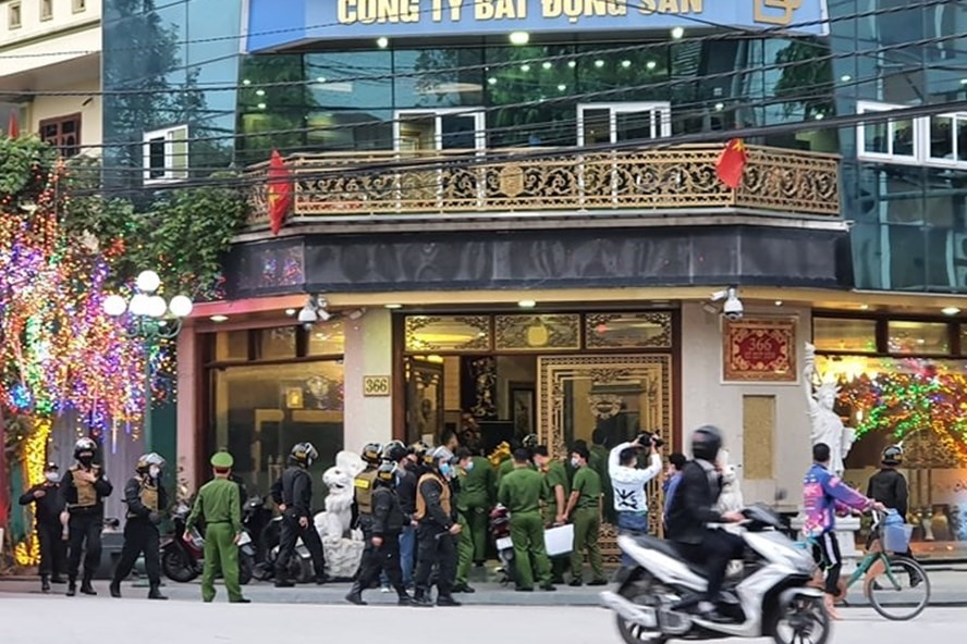 Ngày 7.4, Công an tỉnh Thái Bình khởi tố, bắt tạm giam, khám nơi ở khẩn cấp với bị can Nguyễn Thị Dương cùng đàn em về tội cố ý gây thương tích. Ảnh KL