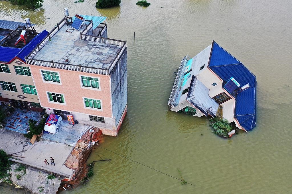 Một tòa nhà ba tầng bị đổ sập do lũ lụt ở tỉnh Giang Tây, Trung Quốc. Ảnh: CGTN.