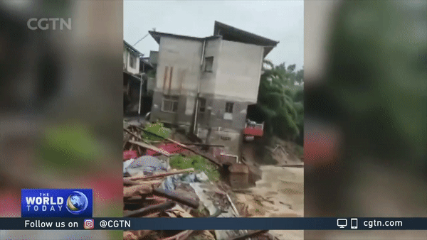 Hàng nghìn ngôi nhà bị cuốn trôi theo dòng lũ dữ. Nguồn: CCTV