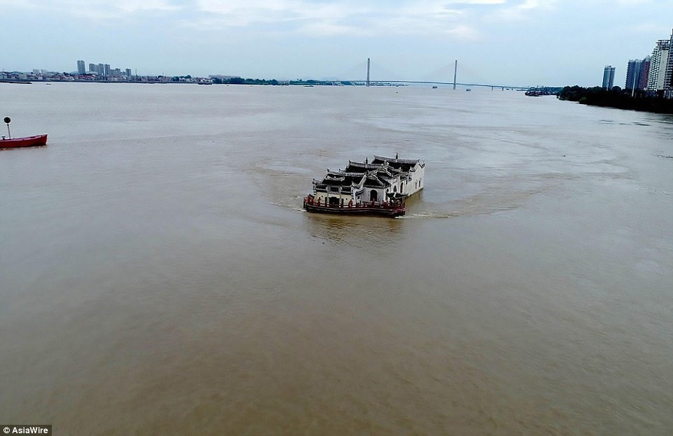 Đền Quan Âm trong trận lụt ở Trung Quốc năm 2017. Ảnh: Daily Mail.