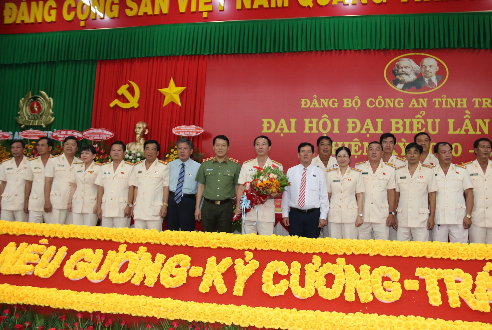 Ban Chấp hành Đảng bộ Công an tỉnh Trà Vinh ra mắt đại hội và chụp ảnh lưu niệm cùng đại biểu. Ảnh: P.V.